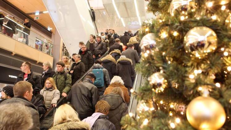 Viele bringen nach Weihnachten ihre ungeliebten Geschenke wieder in die Läden. Ein Recht auf Umtausch gibt es bei Nichtgefallen aber nicht.  