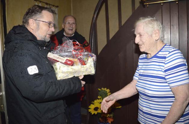 Konnte ihr Glück kaum fassen: Die 82 Jahre alte Ursula Tobien bekam Besuch von Bürgermeister Jürgen Kirsten und Theodor Scheit.  