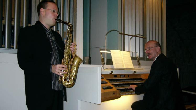 Zusammenspiel: Marc Löhrwald am Saxophon und Henning Bergmann an der Orgel. 