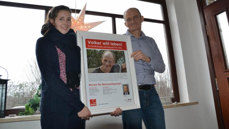 Volker T. und seine Tochter Silja mit einer Erinnerung an die große Spendenaktion vom 8. Februar 2013.  