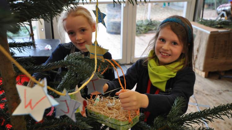 Eine Krippe aus Verpackungsmüll und Abfällen vom Weihnachtsmarkt: Juliane und Valerie von der Universitas-Schule lassen ihrer Kreativität freien Lauf. Eine Krippe aus Verpackungsmüll und Abfällen vom Weihnachtsmarkt: Juliane und Valerie von der Universitas-Schule lassen ihrer Kreativität freien Lauf.
