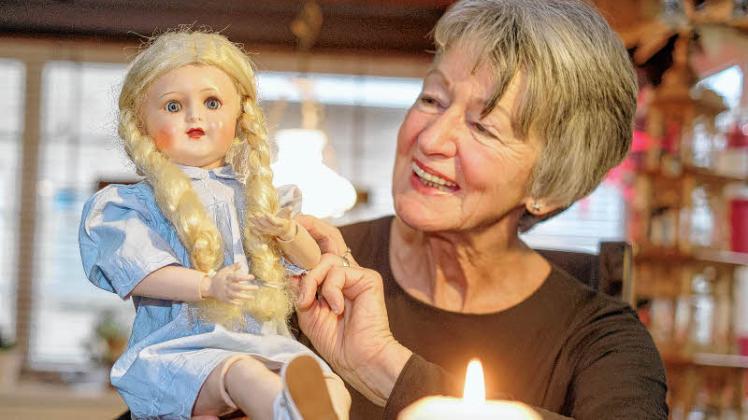 Dr. Christel Stave mit Puppe Anna. Ihr Vater brachte sie 1942 vom Fronturlaub aus Frankreich mit. 14 Jahre konnten ihre Patienten das Puppenmädchen in der Praxis bestaunen. Fotos: Georg Scharnweber Dr. Christel Stave mit Puppe Anna. Ihr Vater brachte sie 1942 vom Fronturlaub aus Frankreich mit. 14 Jahre konnten ihre Patienten das Puppenmädchen in der Praxis bestaunen. Fotos: Georg Scharnweber