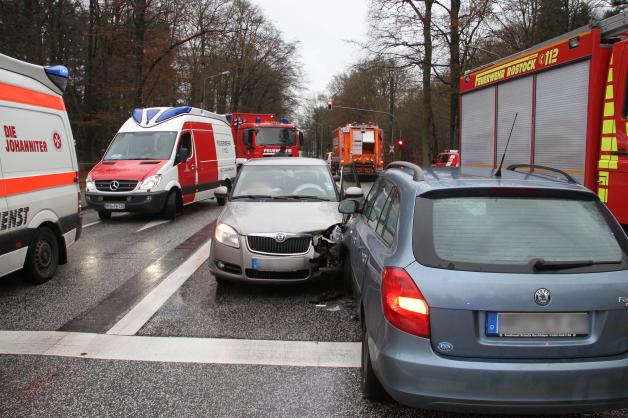 Drei Verletzte bei Unfall in Rostock, Drei Autos krachen zusammen