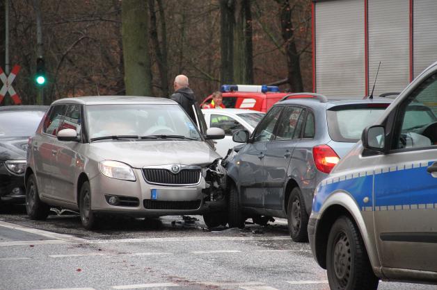Drei Verletzte bei Unfall in Rostock, Drei Autos krachen zusammen