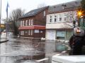 Eine überschwemmte Straße und Verpflegung für die Helfer in Kellinghusen im Kreis Steinburg.
