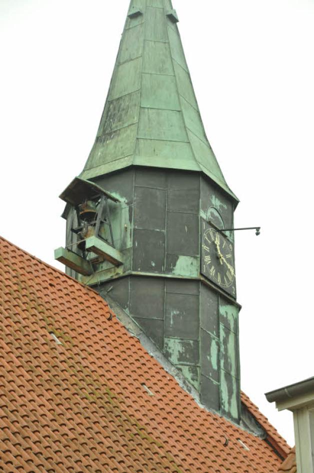 Klage gegen die Kirchturmuhrglocke in Krakow am See. Doch die Stadtvertretung stellt sich stur, lässt es auf ein Gerichtsverfahren ankommen. Die Uhr schlägt unterdessen weiter.  