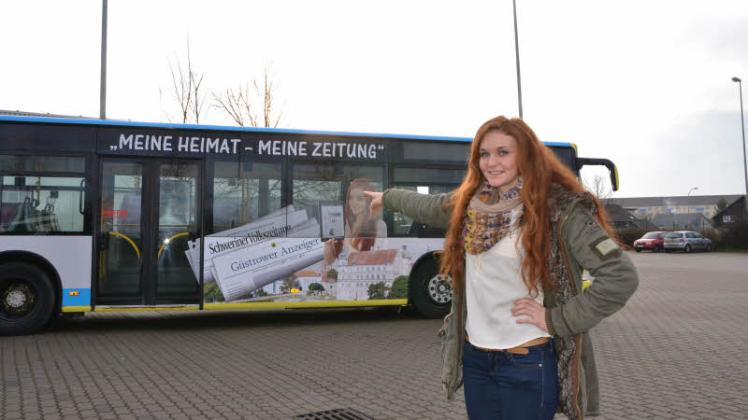 Heimatzeitung mit 62 Jahren Tradition. Bodenständig, hier zu Hause: Stolz präsentiert Azubi Liesa-Marie Krüger den von ihr gestalteten „SVZ-Bus“, der fortan im Linienverkehr durchs Güstrower Stadtgebiet rollt.  