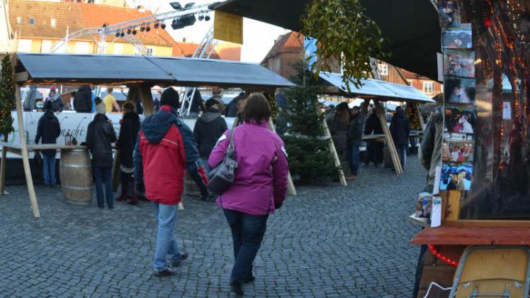Zahlreiche Besucher kamen am Freitag auf den Weihnachtsmarkt auf dem Schiffbrückenplatz. Es war der erste Tag seit Langem ohne Regen und Sturm.  