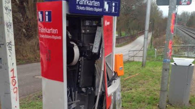 Fahrkartenautomat aufgesprengt, hier in Papendorf  