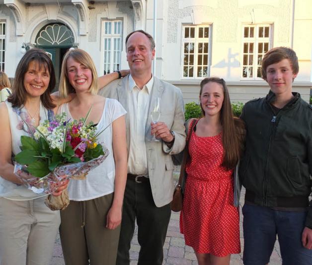 Glücklich: Reinfelds neuer Bürgermeister Heiko Gerstmann nach der Wahl mit seiner Familie.  