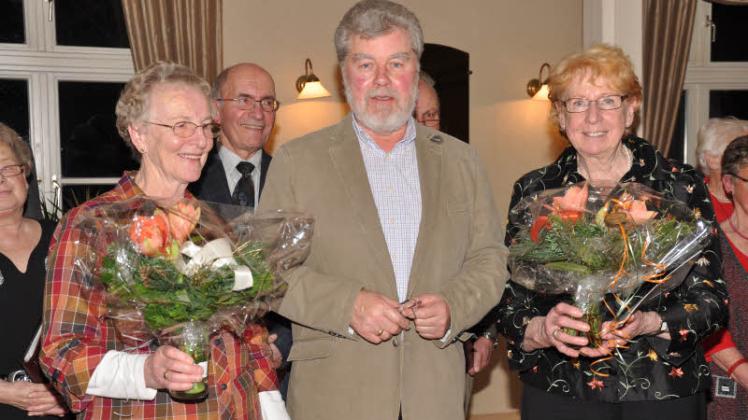 Heinz Teckenburg ehrte Renate Radden (links) und Helga Dümmling für 40 Jahre Chorsingen. 