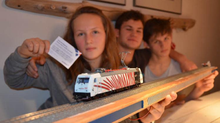 Sind eigentlich Bahn-Fans, haben aber jetzt die Nase voll, die Schüler Frederieke, Silas und Malte Radebold aus Glückstadt. 