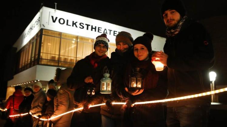 Mit einer Lichterkette protestierten Besucher und Mitarbeiter am 12. Dezember vor dem Volkstheater gegen mögliche Abbaupläne an den Theatern des Landes. Kultusminister Mathias Brodkorb (SPD) sieht das Volkstheater Rostock als größtes Sorgenkind unter den Theatern.  