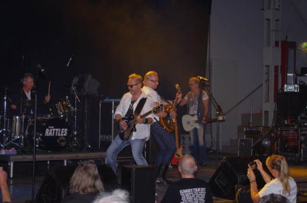 „The Rattles“ heizten mit ihren Gitarrenklängen dem Publikum in der Nordmarkthalle ordnentlich ein.  