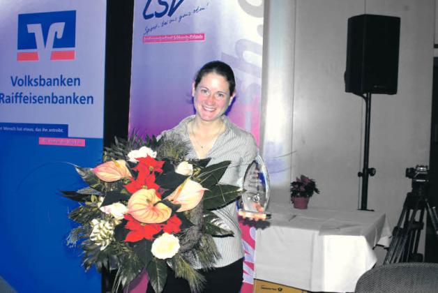 Blumen für die Boxerin: Annemarie Stark nach der Ehrung als drittplatzierte Sportlerin des Jahres in Schleswig-Holstein.