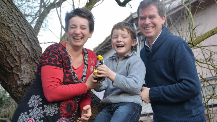 Lachende Familie: Anke Erdmann, Sohn Johann und Ulf Kämpfer am Lieblingsbaum zu Hause in Kiel-Hassee zu Wahlkampfzeiten im vergangenen Winter.  