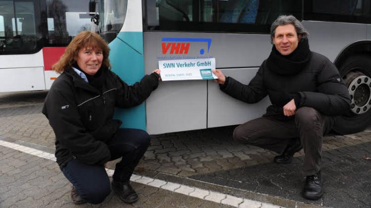 Petra Brandt aus der Leitstelle und SWN-Verkehrschef Tom Keidel haben schon die neuen Aufkleber parat, die ab dem 1. Januar das alte VHH-Logo an den Bussen ersetzen. 