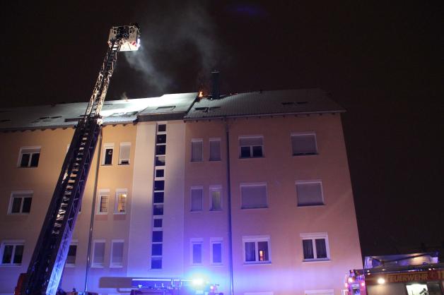 Verirrte Silvesterrakete setzt Dachstuhl von Mehrfamilienhaus in Rostock-Gehlsdorf in Flammen - Berufsfeuerwehrmann wird von herabstürzenden Dachziegeln schwer am Kopf verletzt.