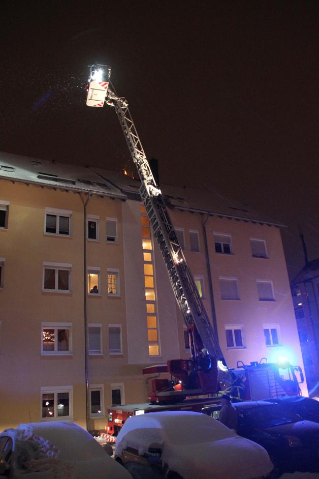 Verirrte Silvesterrakete setzt Dachstuhl von Mehrfamilienhaus in Rostock-Gehlsdorf in Flammen - Berufsfeuerwehrmann wird von herabstürzenden Dachziegeln schwer am Kopf verletzt. Verirrte Silvesterrakete setzt Dachstuhl von Mehrfamilienhaus in Rostock-Gehlsdorf in Flammen - Berufsfeuerwehrmann wird von herabstürzenden Dachziegeln schwer am Kopf verletzt.