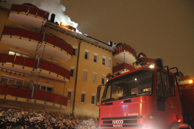 Verirrte Silvesterrakete setzt Dachstuhl von Mehrfamilienhaus in Rostock-Gehlsdorf in Flammen - Berufsfeuerwehrmann wird von herabstürzenden Dachziegeln schwer am Kopf verletzt. Verirrte Silvesterrakete setzt Dachstuhl von Mehrfamilienhaus in Rostock-Gehlsdorf in Flammen - Berufsfeuerwehrmann wird von herabstürzenden Dachziegeln schwer am Kopf verletzt.