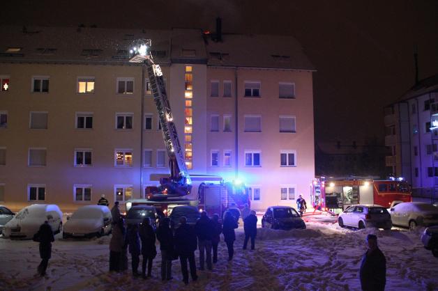 Verirrte Silvesterrakete setzt Dachstuhl von Mehrfamilienhaus in Rostock-Gehlsdorf in Flammen - Berufsfeuerwehrmann wird von herabstürzenden Dachziegeln schwer am Kopf verletzt.