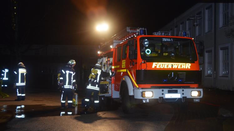 Freiwillige Feuerwehr kämpft gegen den Brand 141230Elmshorn_022k.jpg