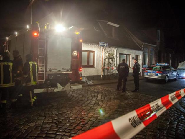 Einsatzkräfte von Polizei und Feuerwehr sicherten am Donnerstag den Tatort in Husum, wo ein Polizist einen Mann erschossen hat.