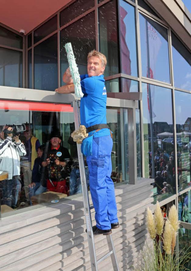 Jörg Pilawa in ungeahnten Höhen: Der Moderator putzte für den guten Zweck Fenster beim Gosch in Wenningstedt. Jörg Pilawa in ungeahnten Höhen: Der Moderator putzte für den guten Zweck Fenster beim Gosch in Wenningstedt.