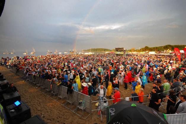Der Moment, in dem die Wolkendecke aufriss: ein Regenbogen spannt sich über das ausverkaufte Festivalgelände am Südstrand. Fotos: Kühl Der Moment, in dem die Wolkendecke aufriss: ein Regenbogen spannt sich über das ausverkaufte Festivalgelände am Südstrand. Fotos: Kühl