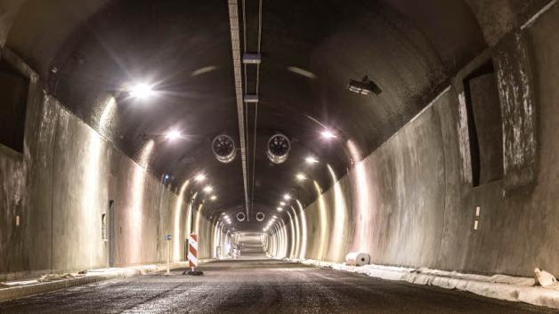 Der Blick in die Tiefe: Die Betonarbeiten sind abgeschlossen, jetzt folgt die Installation der Technik. Die Seitenwände werden noch weiß gestrichen, die Tunneldecke bleibt schwarz. Der Blick in die Tiefe: Die Betonarbeiten sind abgeschlossen, jetzt folgt die Installation der Technik. Die Seitenwände werden noch weiß gestrichen, die Tunneldecke bleibt schwarz.