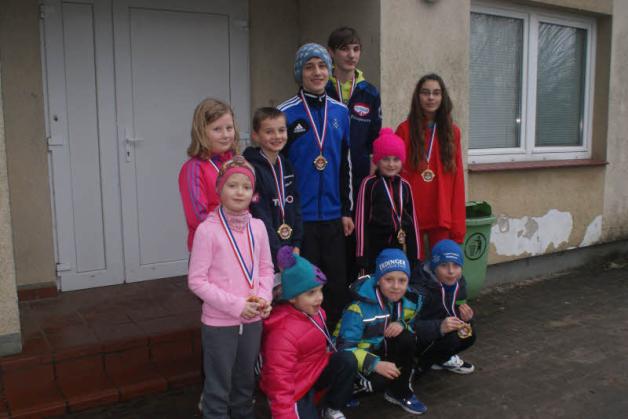 Die jungen Läufer erreichten als erste wieder das Ziel und freuten sich über die schicken Finisher-Medaillen.