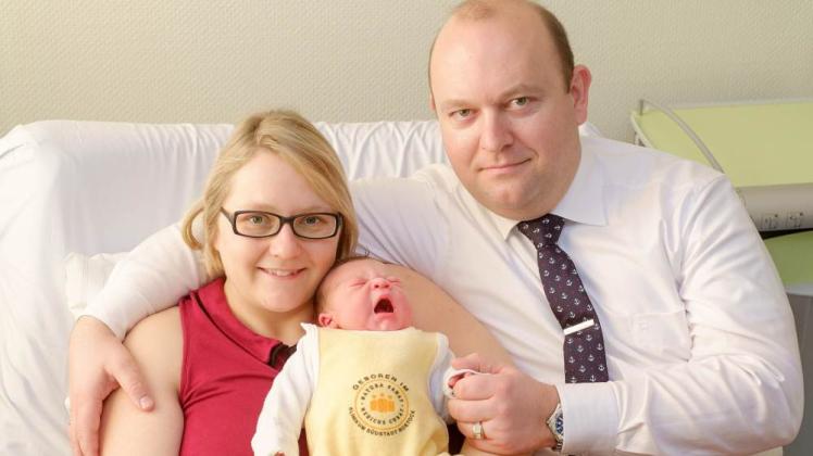 Noch sehr müde, aber wohlauf: Winfried Gisbert kam gestern in Rostock als erstes MV-Baby 2015 zur Welt. Seine Eltern Claudia und Andreas Hinsche sind überglücklich.
