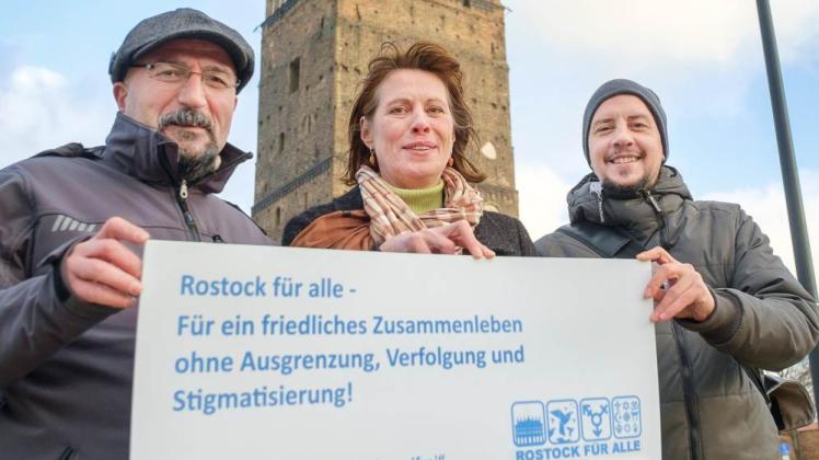 Ein Rostock für alle wollen Imam-Jonas Dogesch (l.), Anette Niemeyer und Torsten Sohn vom Bündnis Rostock nazifrei.   