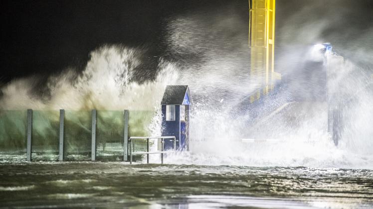 Am Fähranläger in n Dagebüll (Kreis Nordfriesland) peitschten die Wellen das Wasser in die Luft.