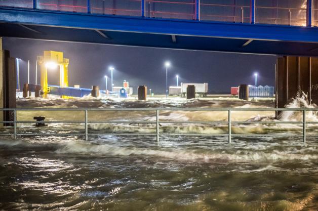 Die erste Sturmflut 2015 hat in Dagebüll den Parkplatz überflutet.