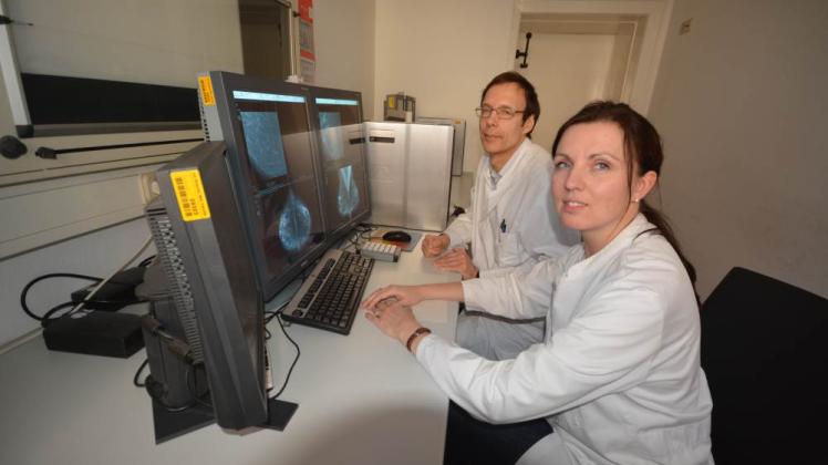 Die Radiologen Dr. Christian Schulze und Anne Nymann-Dörrie werten die Röntgenbilder aus.  
