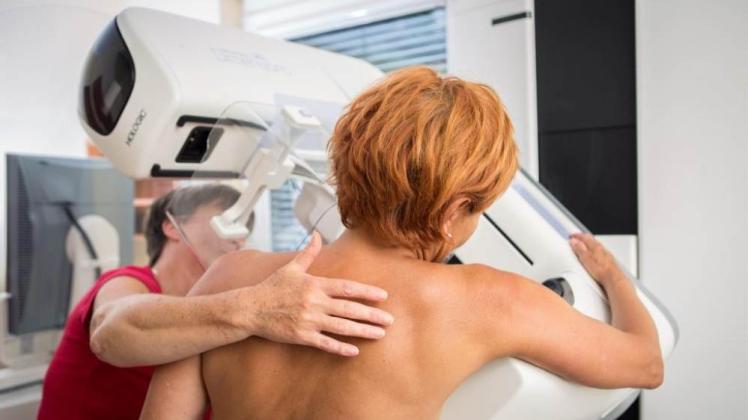 Das Röntgen der Brust ist für manche Frau durch den Druck etwas unangenehm, aber dauert nur ein paar Minuten.  