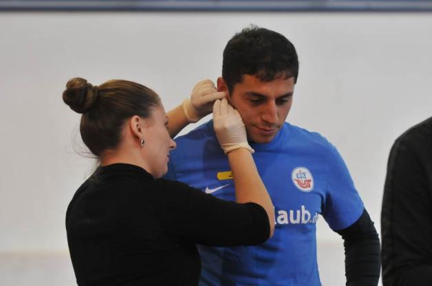 Halil Savran musste bei Medizinstudentin Svenja Dempki „bluten“. Halil Savran musste bei Medizinstudentin Svenja Dempki „bluten“.