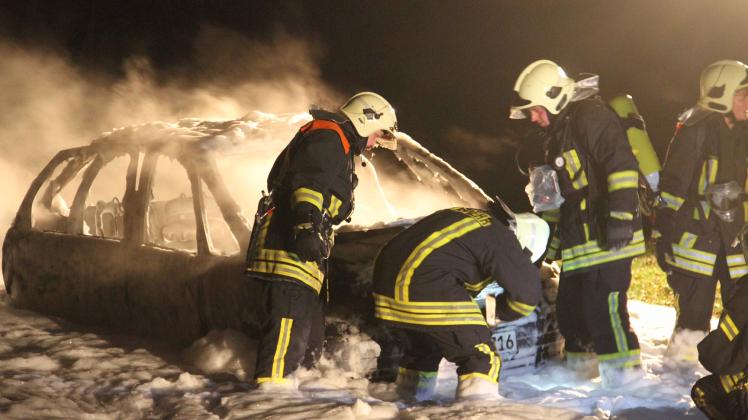 Gestohlenes Auto in Rostock-Gehlsdorf in Brand gesetzt und vollständig ausgebrannt Gestohlenes Auto in Rostock-Gehlsdorf in Brand gesetzt und vollständig ausgebrannt