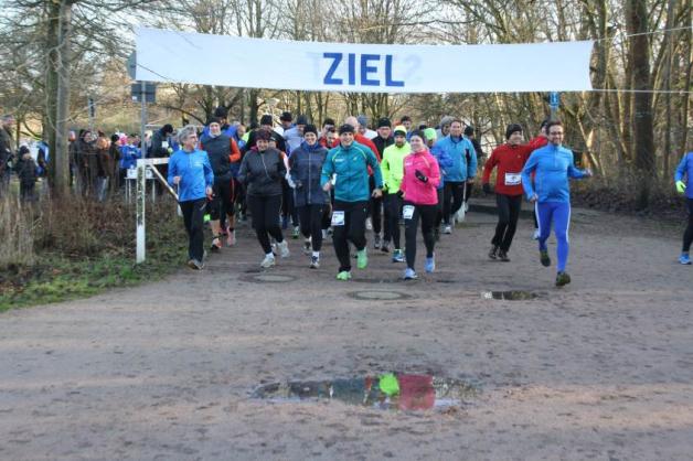 Mehr als 200 starteten beim Neujahrslauf des Lauftreffs Wedel.