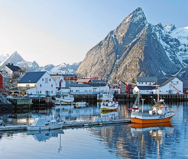 Eindeutig ein Fjord ist diese malerische Landschaft in Norwegen. Fjorde sind in der Eiszeit aus Gletschern entstanden, die sich in den Tälern im Hochgebirge gebildet haben.