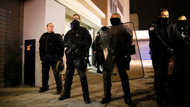 Gunmen kill 12 at French magazine Charlie Hebdo
