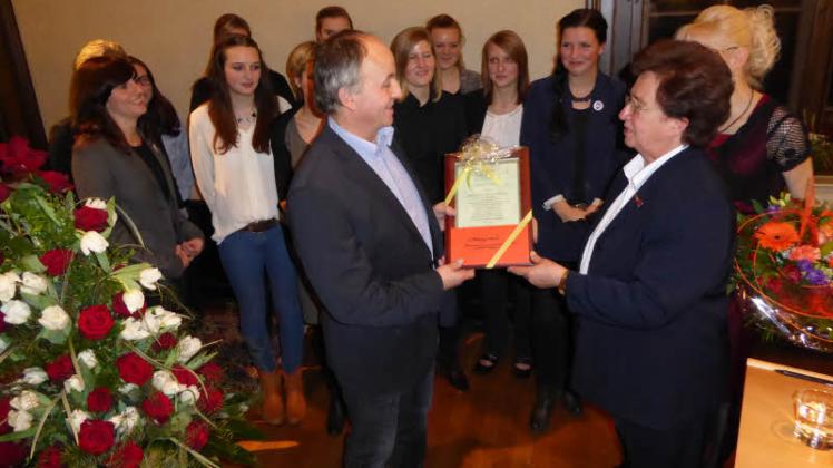 Die Damenmannschaft des Wittenburger Sportvereins (WSV) unter Trainer Axel Koch erhielt den Ehrenpreis der Stadt für ihr besonderes Engagemnent junger Menschen im sportlichen Bereich und seine ausgezeichneten regionalen wie überregionalen Leistungen.