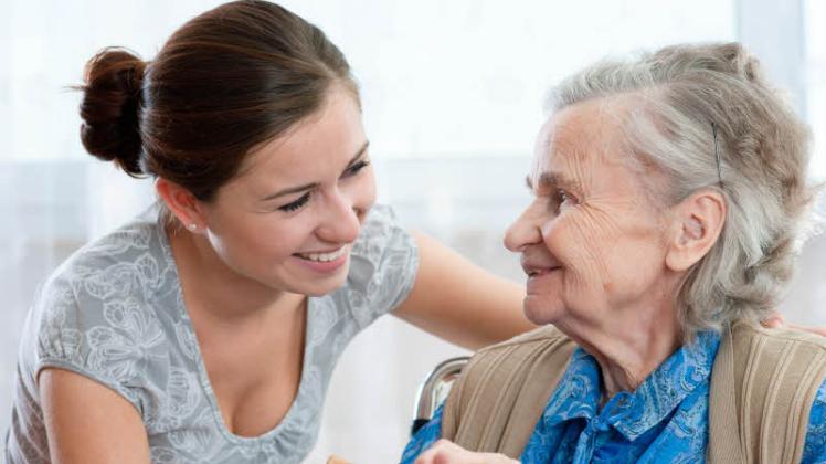 Höhere finanzielle Leistungen ermöglichen gegebenenfalls die Pflege Älterer im eigenen Zuhause. 