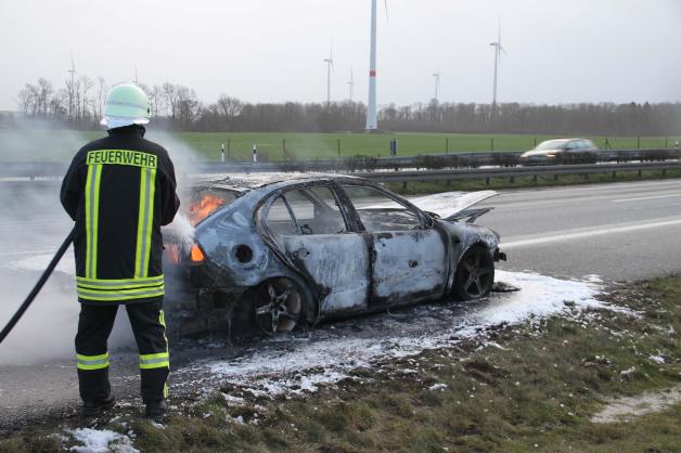 Drama: Autofahrer rettet sich auf A20 unverletzt aus brennendem Wagen, Kröpelin