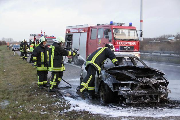 Drama: Autofahrer rettet sich auf A20 unverletzt aus brennendem Wagen, Kröpelin Drama: Autofahrer rettet sich auf A20 unverletzt aus brennendem Wagen, Kröpelin