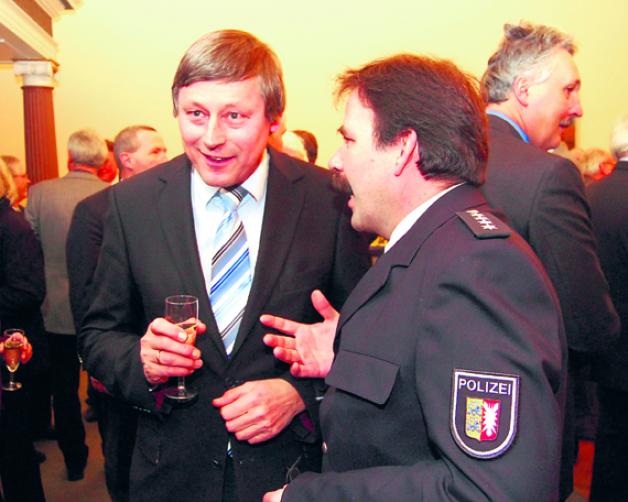Siegfried Puschmann, Leiter der Bruno-Lorenzen-Gemeinschaftsschule, Polizeibeamter und CDU-Ortsverbandsvorsitzender Frank Neubauer (rechts).