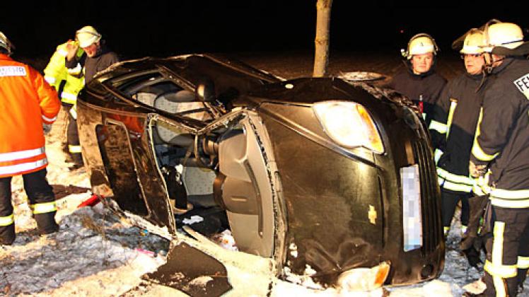 Das Fahrzeug geriet bei dem Unfall auf den schneebedeckten Seitenstreifen und prallte mit der Fahrerseite gegen einen Baum am Fahrbahnrand. Foto: iwe