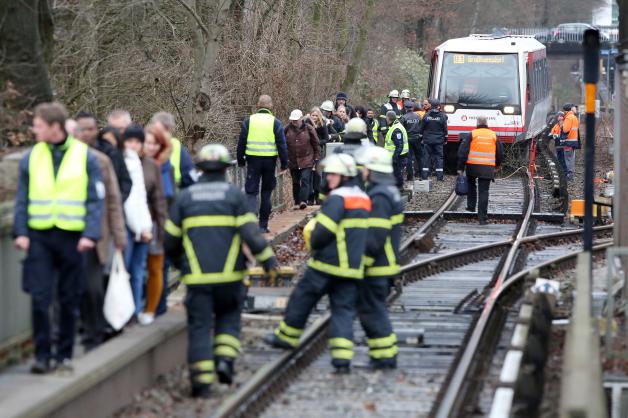 Ein Baum fiel auf die Strecke bei Fuhlsbüttel, die U-Bahn fuhr darüber und entgleiste. Ein Baum fiel auf die Strecke bei Fuhlsbüttel, die U-Bahn fuhr darüber und entgleiste.