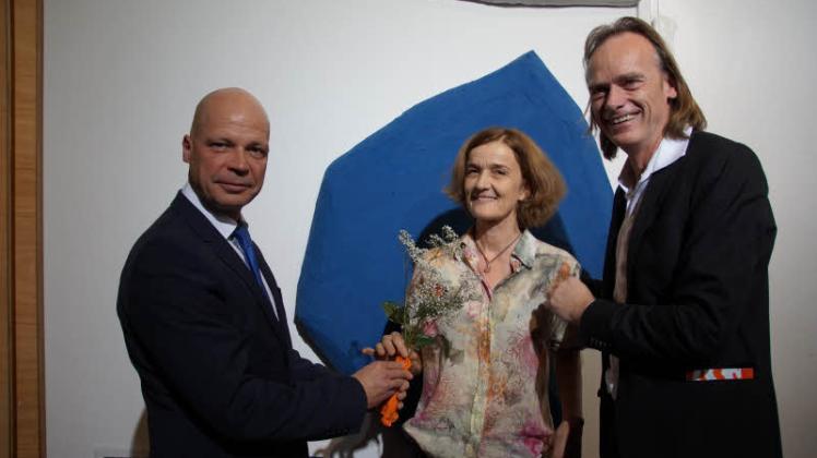 Gratulationen zur Ausstellungseröffnung nimmt die Künstlerin Tanja Zimmermann von Senator Chris Müller (SPD, l.) und Kunsthallenleiter Jörg-Uwe Neumann entgegen.